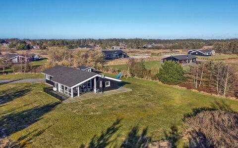Nynke - 600M from the Sea: Dak, Huis, Land Lot, Huis, Verblijf, Landgoed, Garden Gebouwen, Schaduw, Blokhut, Landscaping
