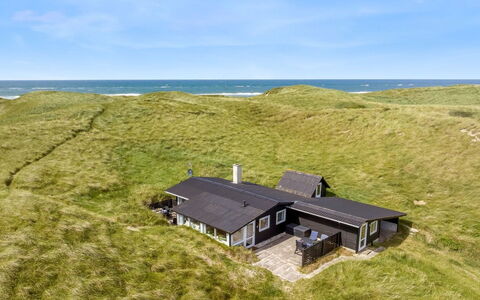 Fromer - 50M from the Sea: Gebouw, Huis, Venster, Huis, Dak, Woongebied, Struik, Verblijf, Land Lot