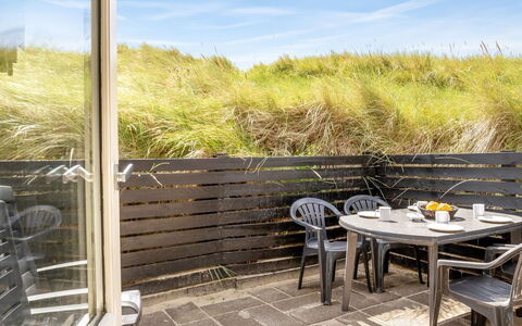 Fromer - 50M from the Sea: Gebouw, Huis, Venster, Huis, Dak, Woongebied, Struik, Verblijf, Land Lot