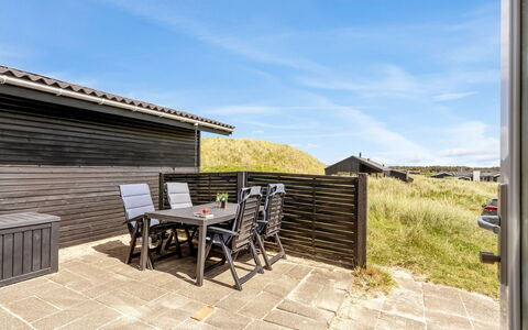 Fromer - 50M from the Sea: Gebouw, Huis, Venster, Huis, Dak, Woongebied, Struik, Verblijf, Land Lot