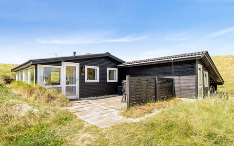 Fromer - 50M from the Sea: Gebouw, Huis, Venster, Huis, Dak, Woongebied, Struik, Verblijf, Land Lot