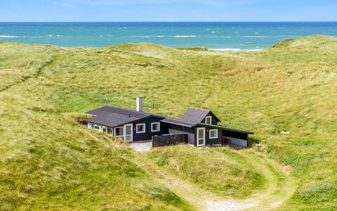 Fromer - 50M from the Sea: Gebouw, Huis, Venster, Huis, Dak, Woongebied, Struik, Verblijf, Land Lot
