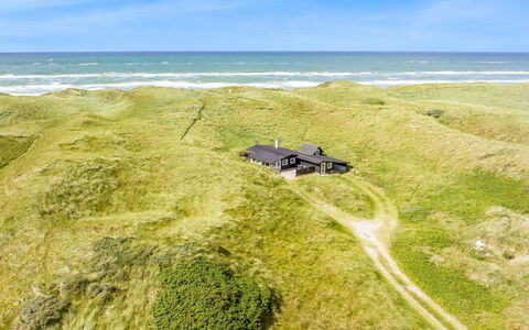 Fromer - 50M from the Sea: Gebouw, Huis, Venster, Huis, Dak, Woongebied, Struik, Verblijf, Land Lot