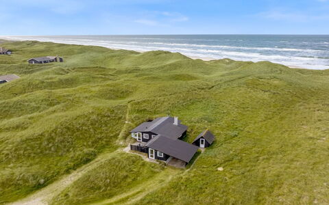 Fromer - 50M from the Sea: Gebouw, Huis, Venster, Huis, Dak, Woongebied, Struik, Verblijf, Land Lot