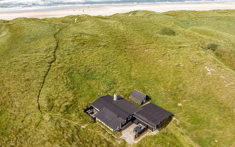 Fromer - 50M from the Sea: Gebouw, Huis, Venster, Huis, Dak, Woongebied, Struik, Verblijf, Land Lot