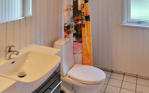 Eden - 800M from the Sea: Loodgieterswerkinrichting, Wc Bril, Badkamer, Toilet, Flooring, Verdieping, Interieur Ontwerp, Loodgieter, Wastafel, Kraan