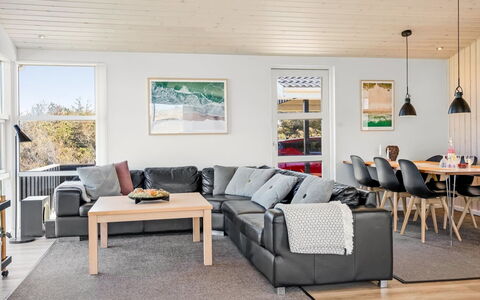 Ingela - 350M from the Sea: Bankstel, Meubilair, Interieur Ontwerp, Flooring, Hout, Woonkamer, Verdieping, Plafond, Houten Vloer, Huis