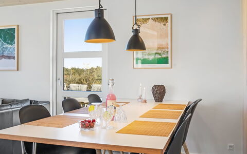 Ingela - 350M from the Sea: Meubilair, Interieur Ontwerp, Flooring, Hout, Lichte Inrichting, Plafond, Keuken En Eettafel, Eetkamer, Tafel, Stoel