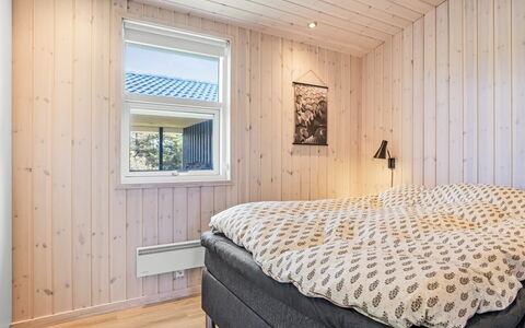 Ingela - 350M from the Sea: Hout, Slaapkamer, Plafond, Flooring, Interieur Ontwerp, Verdieping, Bed, Huis, Bedding, Bed Frame