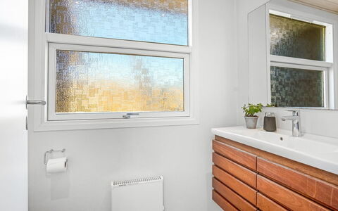 Ingela - 350M from the Sea: Interieur Ontwerp, Loodgieterswerkinrichting, Glas, Plafond, Loodgieter, Raambekleding, Gieten, Venster Behandeling, Badkamer, Schuifraam