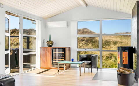 Ingela - 350M from the Sea: Meubilair, Flooring, Interieur Ontwerp, Verdieping, Houten Vloer, Hout, Plafond, Woonkamer, Verlichting, Laminaatvloer