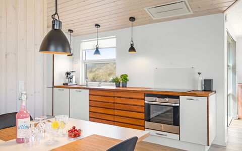 Ingela - 350M from the Sea: Flooring, Interieur Ontwerp, Meubilair, Hout, Countertop, Keuken, Plafond, Verdieping, Lichte Inrichting, Cabinetry