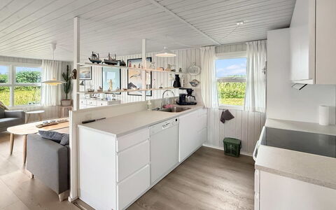 Steffenie - 400M from the Sea: Hout, Keuken, Interieur Ontwerp, Flooring, Meubilair, Plafond, Verdieping, Countertop, Cabinetry, Houten Vloer