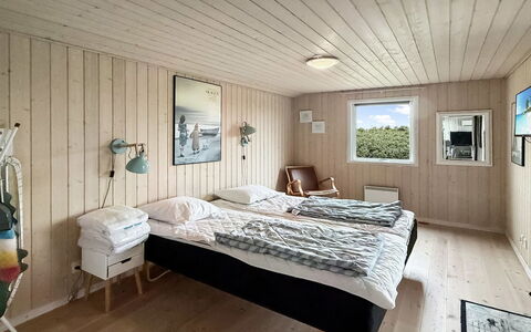 Steffenie - 400M from the Sea: Hout, Slaapkamer, Interieur Ontwerp, Verdieping, Bed, Flooring, Plafond, Meubilair, Laken, Bedding