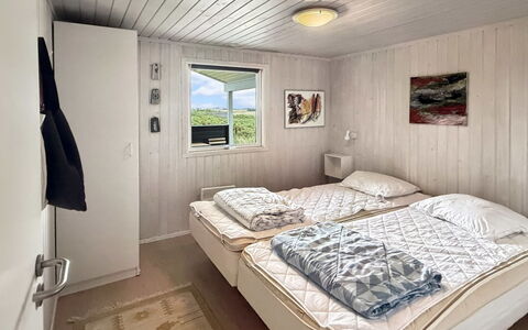 Steffenie - 400M from the Sea: Hout, Huis, Slaapkamer, Bed, Bed Frame, Bedding, Ontwerp, Hardwood, Laken, Daylighting