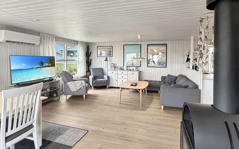 Steffenie - 400M from the Sea: Hout, Flooring, Meubilair, Verdieping, Huis, Houten Vloer, Woonkamer, Hardwood, Bankstel