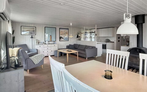 Steffenie - 400M from the Sea: Hout, Flooring, Meubilair, Verdieping, Plafond, Huis, Woonkamer, Keuken En Eettafel, Hardwood, Houten Vloer