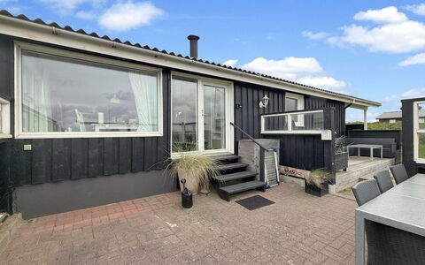 Steffenie - 400M from the Sea: Huis, Huis, Architectuur, Deur, Dak, Siding, Verblijf, Schuifraam, Schaduw, Veranda