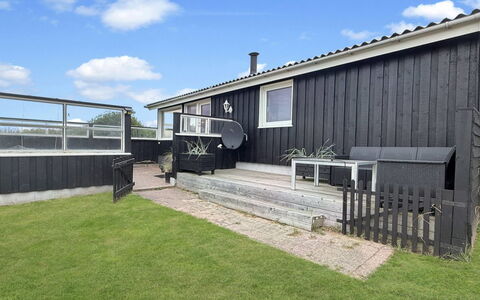 Steffenie - 400M from the Sea: Siding, Dak, Huis, Backyard, Verblijf, Gazon, Werf, Tuin, Schaduw, Hek