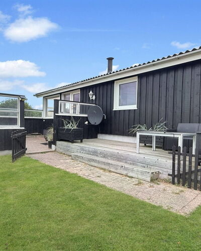 Steffenie - 400M from the Sea: Siding, Dak, Huis, Backyard, Verblijf, Gazon, Werf, Tuin, Schaduw, Hek