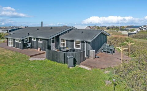 Bertil - 400M from the Sea: Dak, Huis, Land Lot, Huis, Verblijf, Landgoed, Garden Gebouwen, Schaduw, Blokhut, Landscaping
