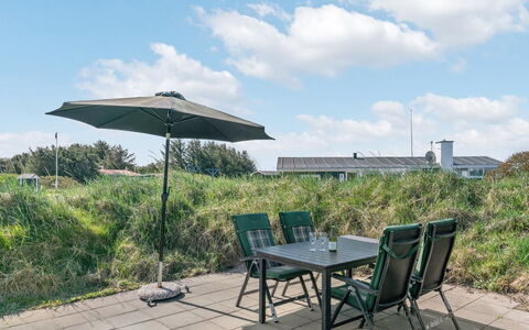 Bertil - 400M from the Sea: Dak, Huis, Land Lot, Huis, Verblijf, Landgoed, Garden Gebouwen, Schaduw, Blokhut, Landscaping