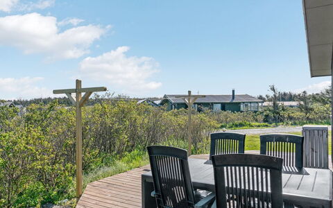 Bertil - 400M from the Sea: Dak, Huis, Land Lot, Huis, Verblijf, Landgoed, Garden Gebouwen, Schaduw, Blokhut, Landscaping