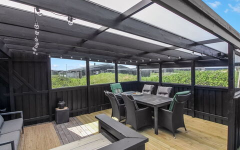 Bertil - 400M from the Sea: Plafond, Flooring, Interieur Ontwerp, Verdieping, Samengesteld Materiaal, Meubilair, Toevlucht, Hotel, Ontwerp, Daylighting