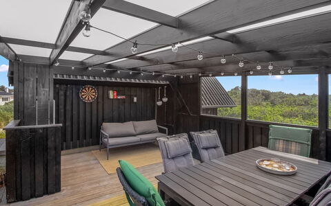 Bertil - 400M from the Sea: Plafond, Flooring, Interieur Ontwerp, Verdieping, Samengesteld Materiaal, Meubilair, Toevlucht, Hotel, Ontwerp, Daylighting
