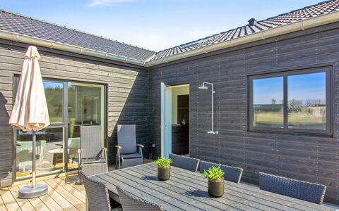 Ambra - 950M from the Sea: Dak, Huis, Deur, Verblijf, Schaduw, Siding, Werf, Landgoed, Backyard