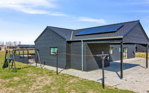Ambra - 950M from the Sea: Dak, Huis, Deur, Verblijf, Schaduw, Siding, Werf, Landgoed, Backyard