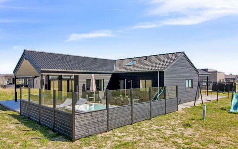 Ambra - 950M from the Sea: Dak, Huis, Deur, Verblijf, Schaduw, Siding, Werf, Landgoed, Backyard