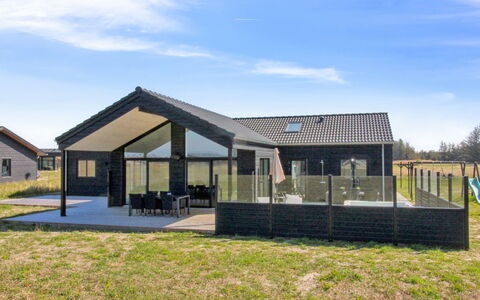 Ambra - 950M from the Sea: Dak, Huis, Deur, Verblijf, Schaduw, Siding, Werf, Landgoed, Backyard