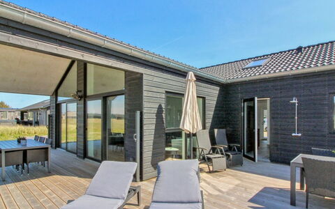 Ambra - 950M from the Sea: Dak, Huis, Deur, Verblijf, Schaduw, Siding, Werf, Landgoed, Backyard