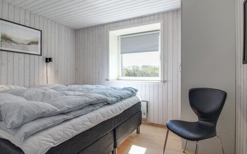 Minza - 250M from the Sea: Slaapkamer, Laken, Plafond, Bed, Bedding, Verdieping, Bed Frame, Linens, Matras