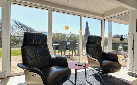 Minza - 250M from the Sea: Meubilair, Stoel, Flooring, Interieur Ontwerp, Verdieping, Huis, Woonkamer, Comfort, Appartement, Kamer