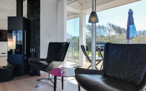 Minza - 250M from the Sea: Meubilair, Interieur Ontwerp, Flooring, Verdieping, Woonkamer, Huis, Stoel, Verlichting, Kamer, Houten Vloer