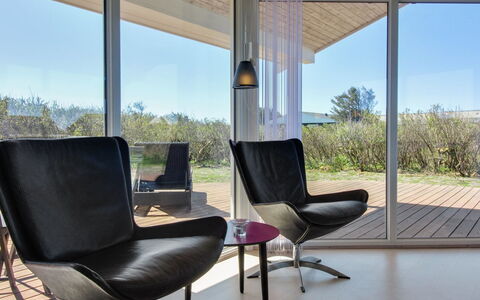 Minza - 250M from the Sea: Meubilair, Interieur Ontwerp, Flooring, Verdieping, Stoel, Huis, Glas, Woonkamer, Houten Vloer, Plafond