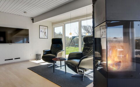 Minza - 250M from the Sea: Flooring, Interieur Ontwerp, Verdieping, Meubilair, Verlichting, Plafond, Kamer, Houten Vloer, Woonkamer, Laminaatvloer
