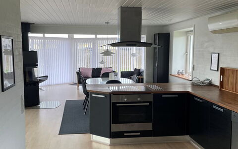 Minza - 250M from the Sea: Flooring, Meubilair, Hout, Interieur Ontwerp, Verdieping, Countertop, Plafond, Houten Vloer, Keuken, Cabinetry