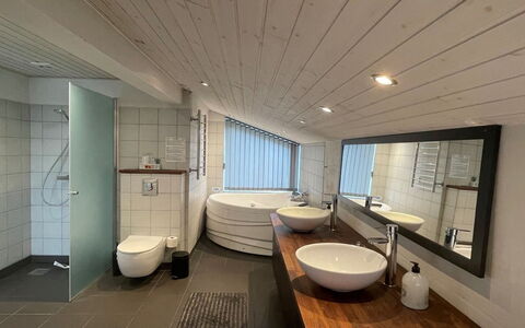 Minza - 250M from the Sea: Flooring, Interieur Ontwerp, Verdieping, Loodgieterswerkinrichting, Badkamer, Hout, Plafond, Wastafel, Wastafel In De Badkamer, Kraan