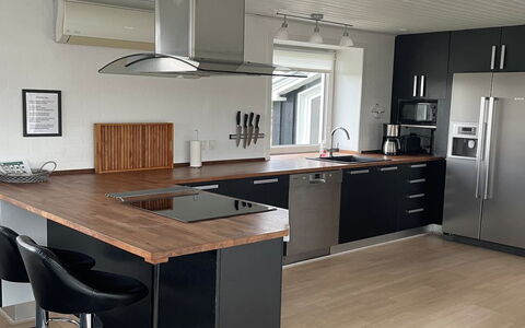 Minza - 250M from the Sea: Flooring, Hout, Meubilair, Interieur Ontwerp, Verdieping, Countertop, Keuken, Houten Vloer, Toestel Van De Keuken, Cabinetry