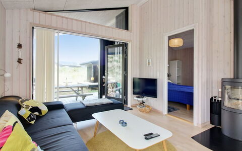 Mikkel - 300M from the Sea: Hout, Flooring, Verdieping, Plafond, Houten Vloer, Woonkamer, Hardwood, Beits, Plank, Ontwerp