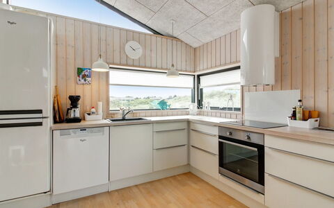 Mikkel - 300M from the Sea: Keuken, Toestel Van De Keuken, Countertop, Interieur Ontwerp, Flooring, Major Appliance, Hout, Cabinetry, Huishoudapparatuur, Plafond