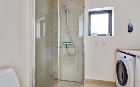 Mikkel - 300M from the Sea: Flooring, Verdieping, Interieur Ontwerp, Loodgieterswerkinrichting, Badkamer, Plafond, Kamer, Verlichting, Loodgieter, Kraan