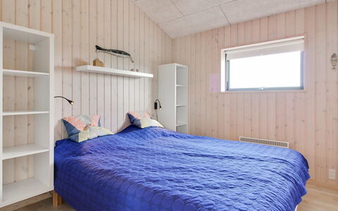 Mikkel - 300M from the Sea: Hout, Slaapkamer, Plafond, Verdieping, Flooring, Bed, Laken, Bedding, Kamer, Bed Frame