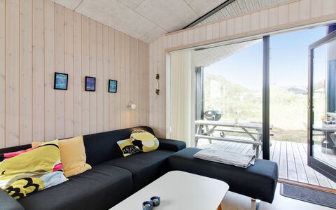 Mikkel - 300M from the Sea: Interieur Ontwerp, Bankstel, Kamer, Woonkamer, Plafond, Koffietafel, Stoel, Hardwood, Winter