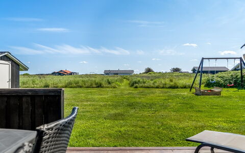 Sina - 300M from the Sea: Huis, Huis, Deur, Dak, Verblijf, Landgoed, Tuin, Schaduw, Siding, Werf