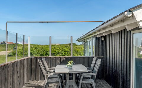 Sina - 300M from the Sea: Huis, Huis, Deur, Dak, Verblijf, Landgoed, Tuin, Schaduw, Siding, Werf