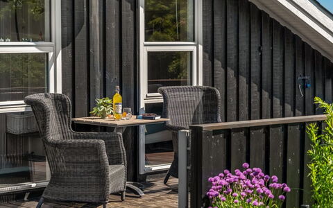 Sina - 300M from the Sea: Huis, Huis, Deur, Dak, Verblijf, Landgoed, Tuin, Schaduw, Siding, Werf